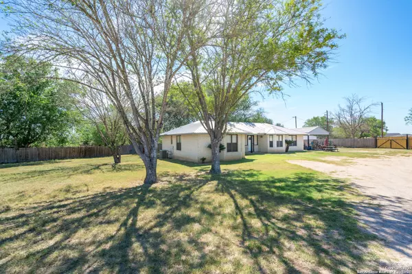 8013 County Road 128, Floresville, TX 78114