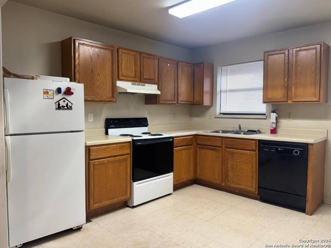 Pleasanton, TX 78064,823 Dallas UNIT B