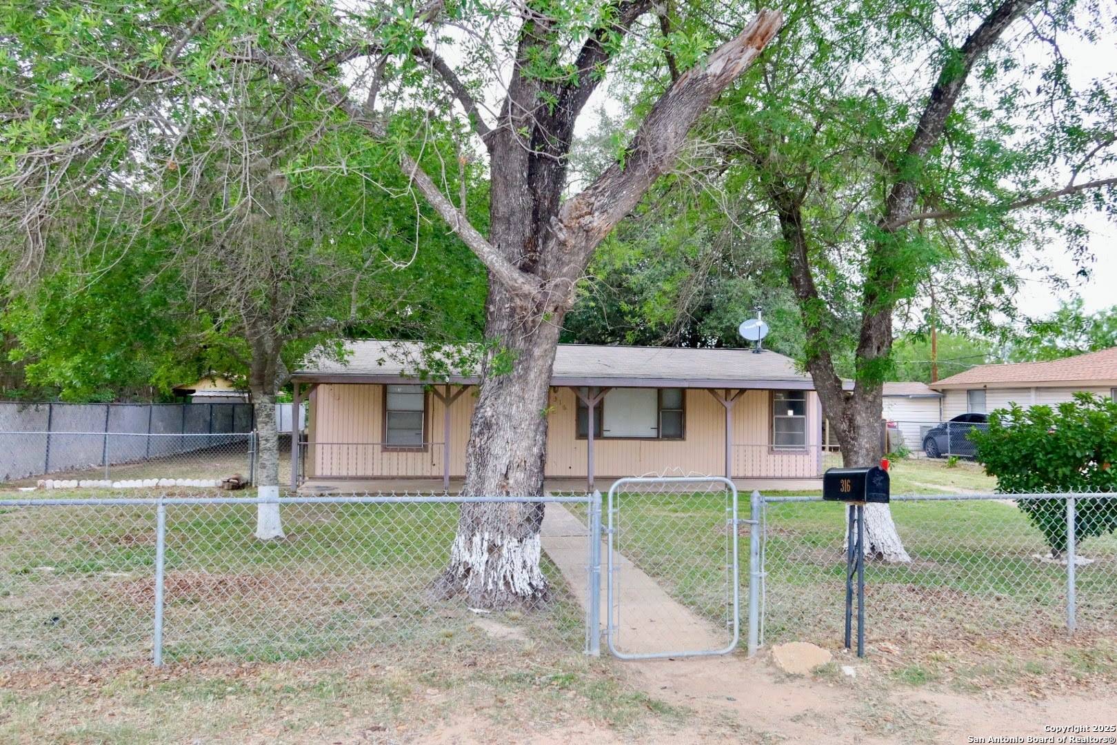 Devine, TX 78016,316 W COLONIAL PKWY