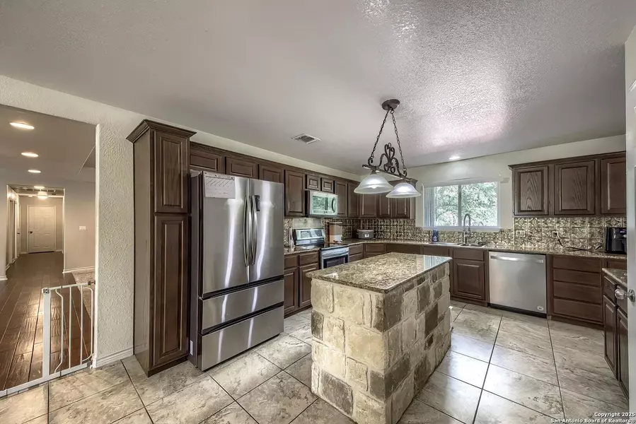 108 Buttermilk, Floresville, TX 78114