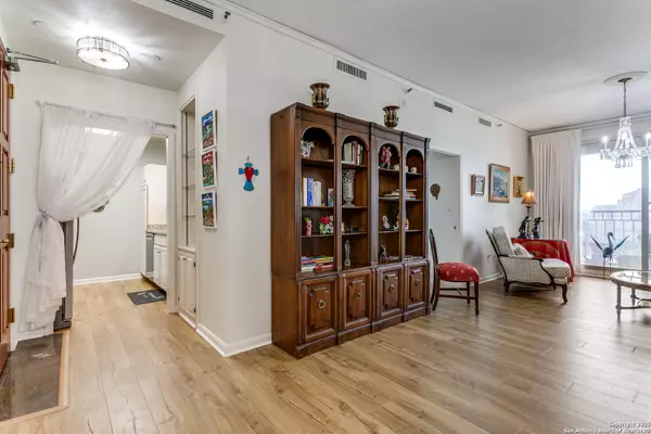 1 Towers Park Ln UNIT 907, San Antonio, TX 78209