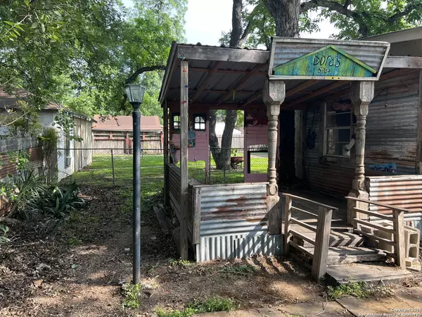 Uvalde, TX 78801,822 High