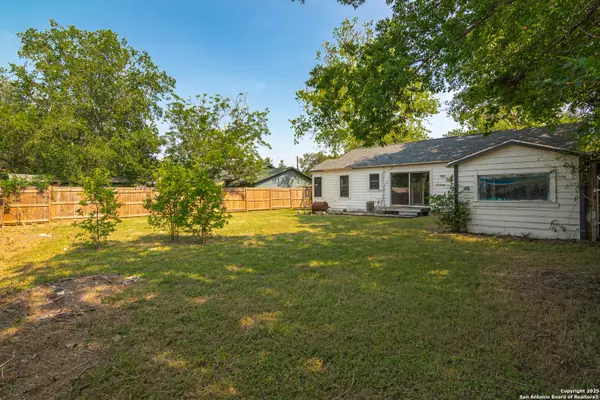 Seguin, TX 78155,702 Baker
