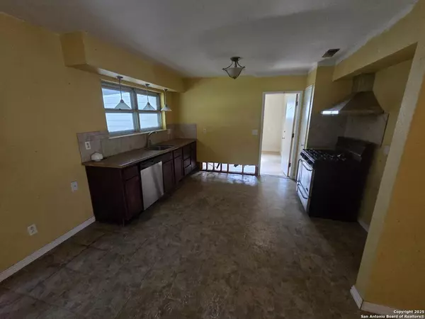 San Antonio, TX 78227,7314 Meadow Breeze