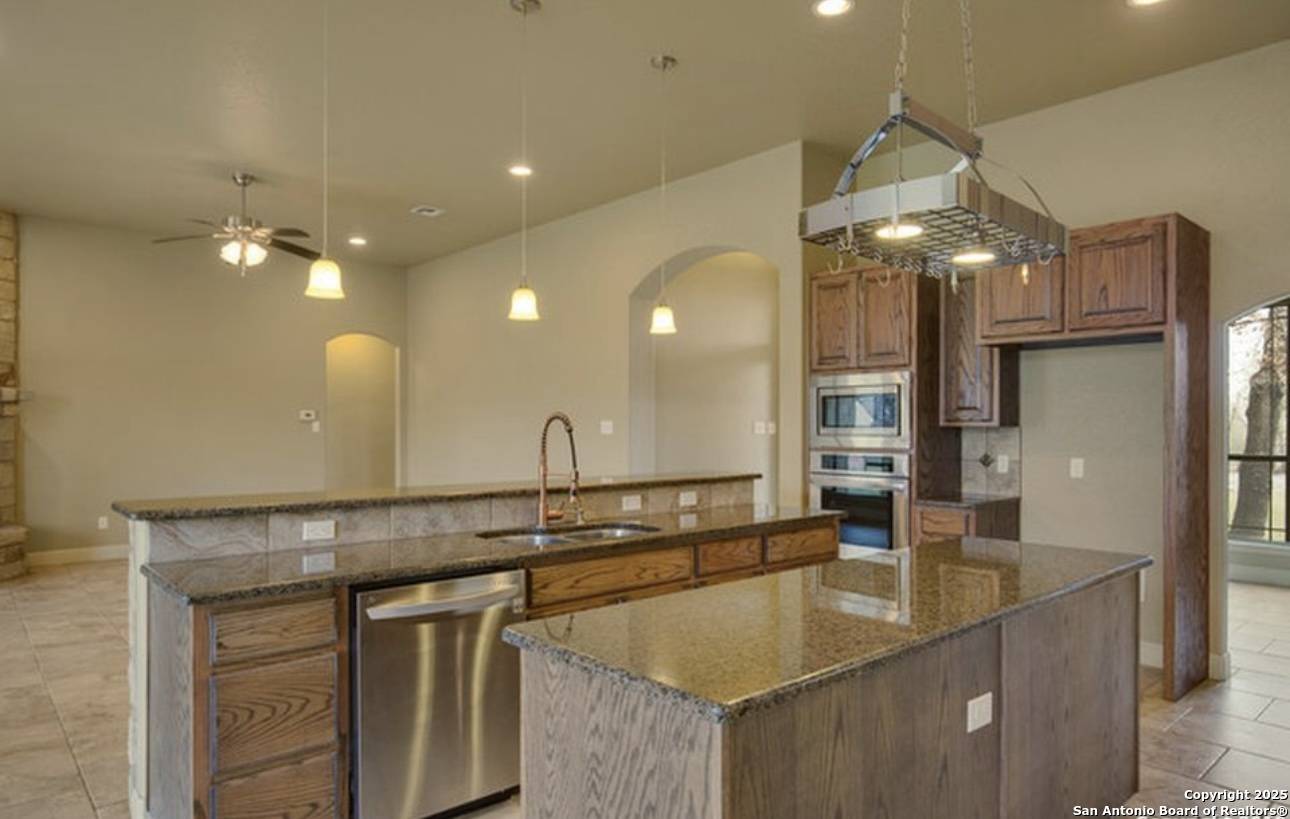 Floresville, TX 78114,121 Ashton