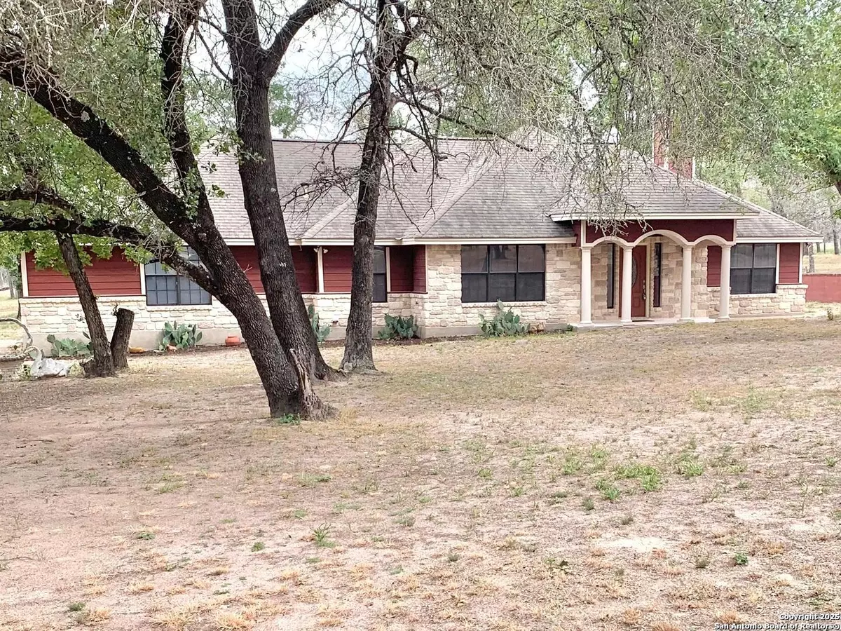 Floresville, TX 78114,118 Willow Creek