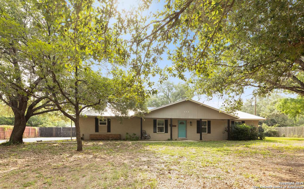 111 Deer Run, Pleasanton, TX 78064