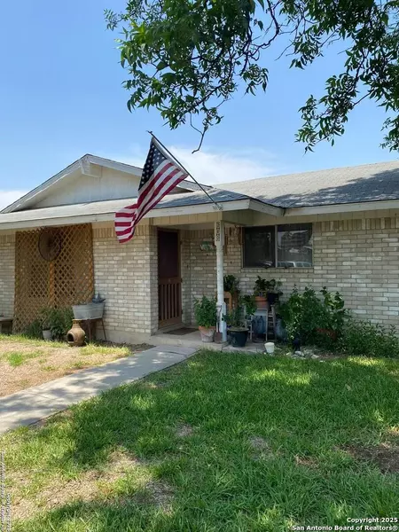 608 Daniel, Uvalde, TX 78801