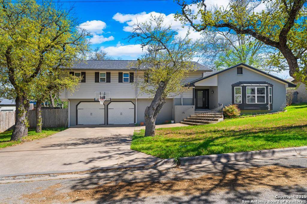 Kerrville, TX 78028,711 CARDINAL DRIVE