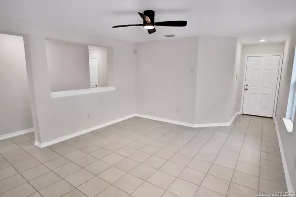 Converse, TX 78109-3953,8517 BAREFOOT LN