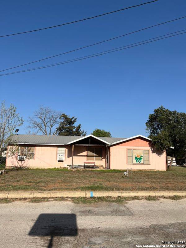519 Apple, Pearsall, TX 78061