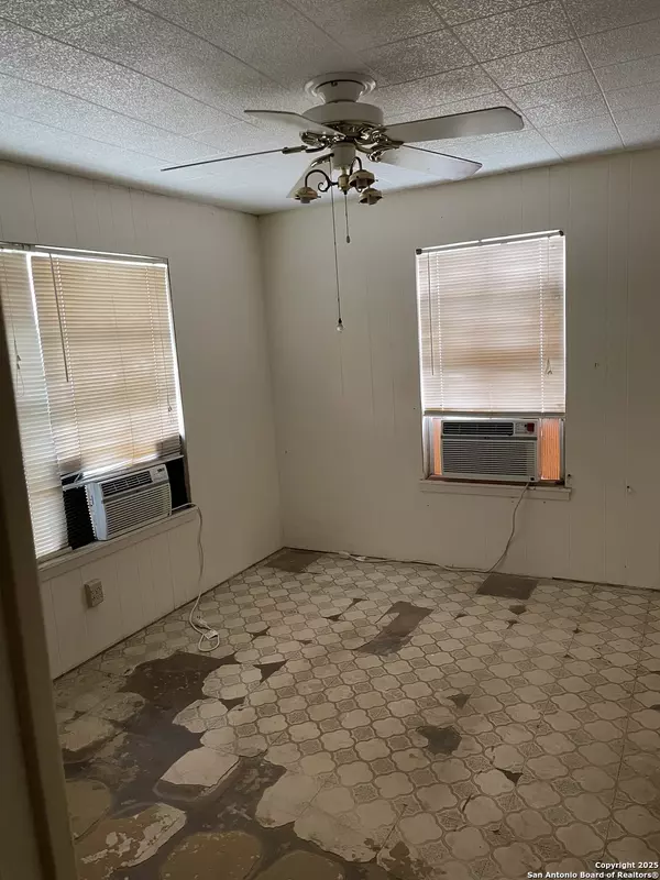 Pearsall, TX 78061,519 S Apple