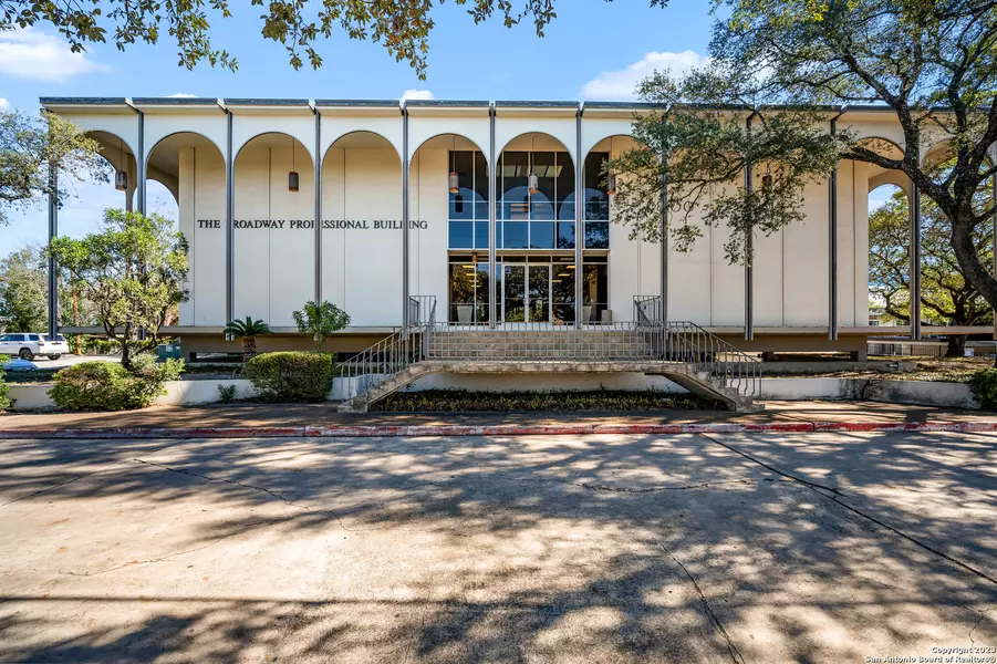 8100 BROADWAY, San Antonio, TX 78209-1946