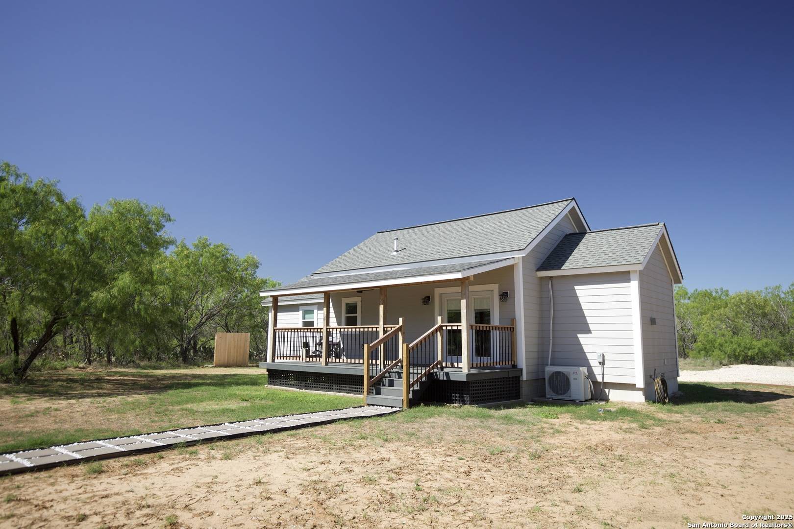 Moore, TX 78057,1556 County Road 2537