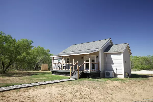 Moore, TX 78057,1556 County Road 2537