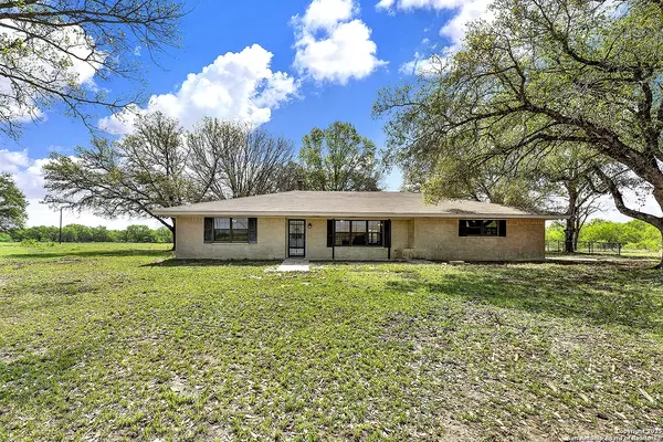 1212 County Road 337, La Vernia, TX 78121