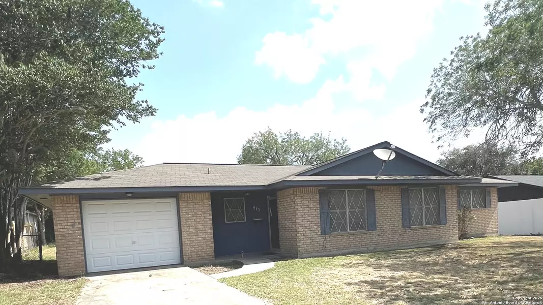 915 Muecke Dr, Karnes City, TX 78118