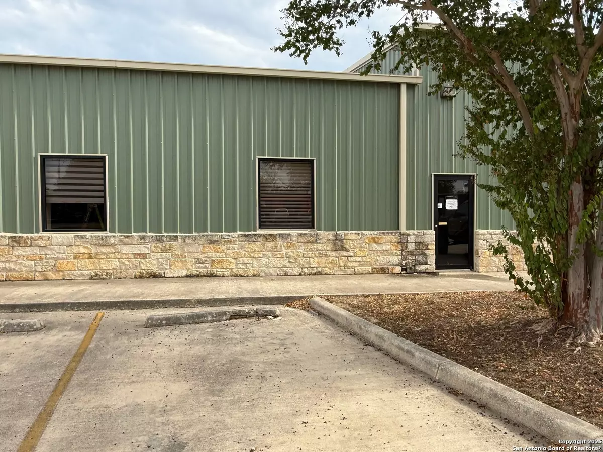Floresville, TX 78114-2805,2301 10TH ST UNIT 4