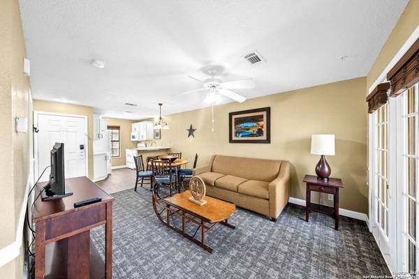 373 April Dr UNIT 417, Canyon Lake, TX 78133