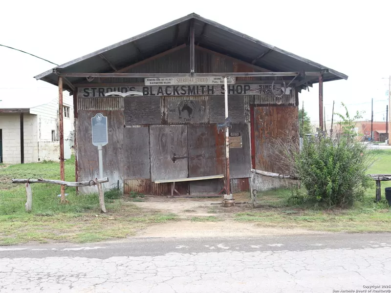 103 Herring, Devine, TX 78016