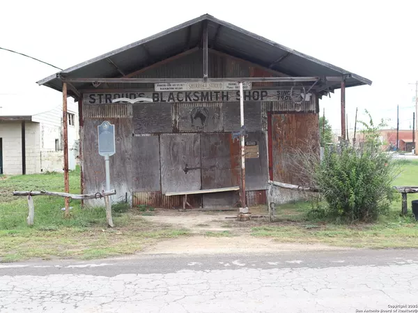 103 Herring, Devine, TX 78016
