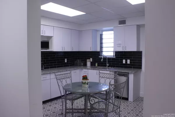 San Antonio, TX 78212,2621 North Main UNIT E