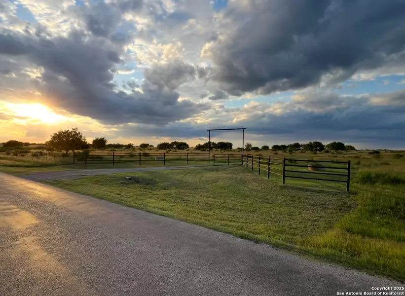 2831 county road 430, Pleasanton, TX 78064
