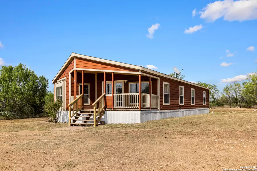 133 County Road 2666, Devine, TX 78016