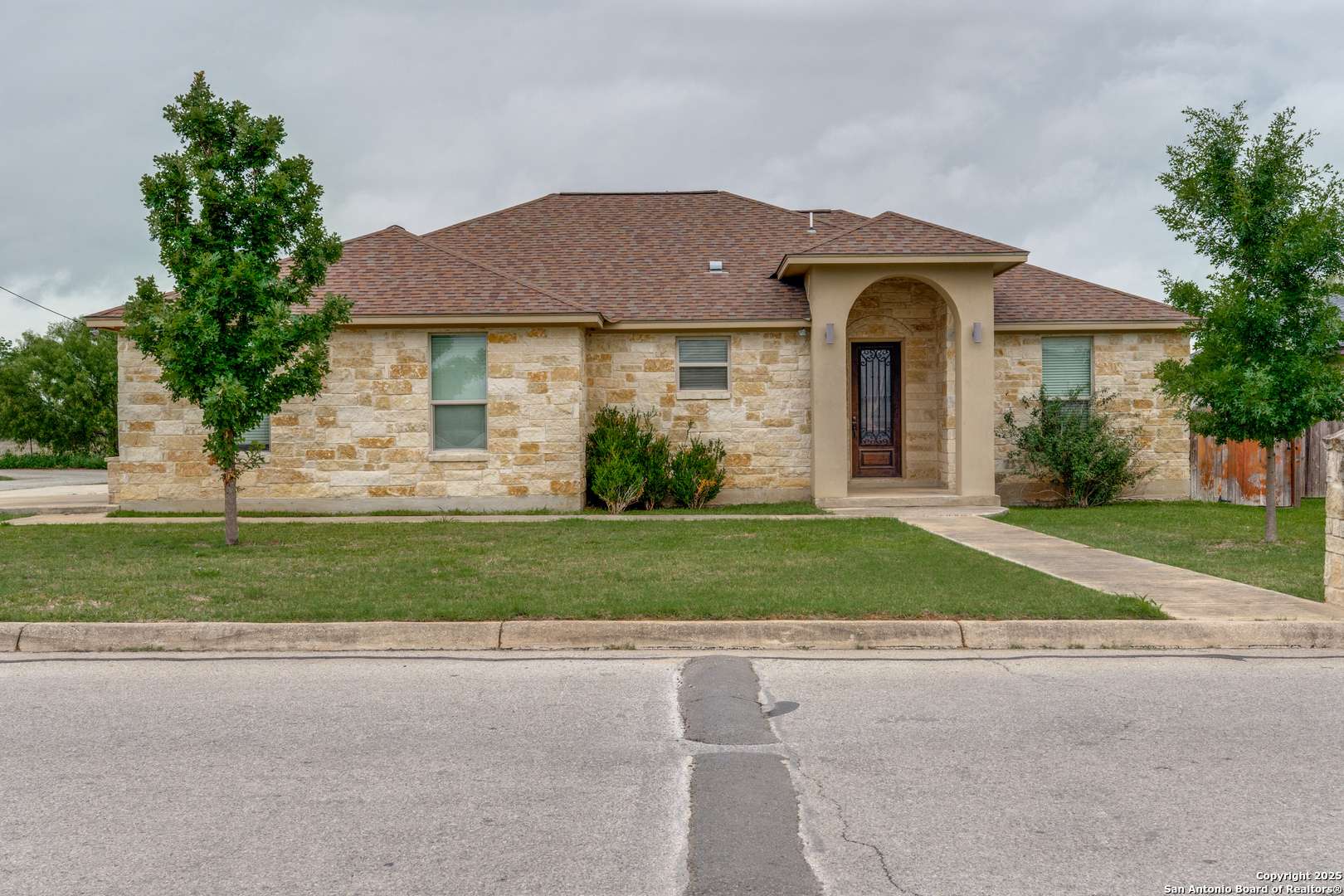 712 Crestview, Floresville, TX 78114
