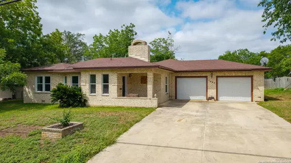 1607 7th, Floresville, TX 78114