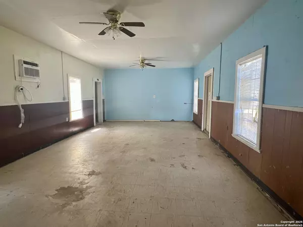 Floresville, TX 78114,2636 county road 128