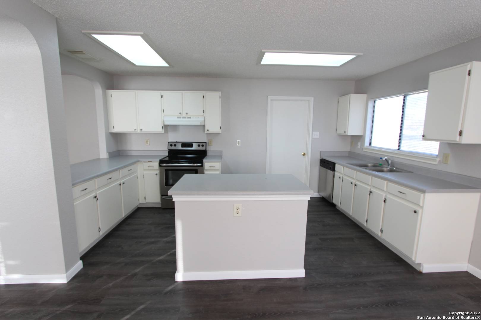 Converse, TX 78109-3381,8107 OCEAN MEADOW DR