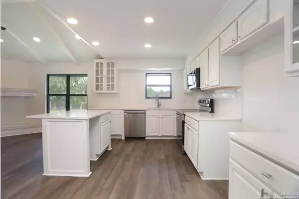 100 HOWARD DR, Schertz, TX 78154-1010