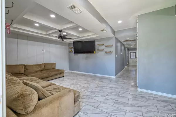 Uvalde, TX 78801,637 ROACH ST