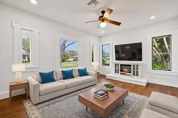 Castroville, TX 78009,233 May Street