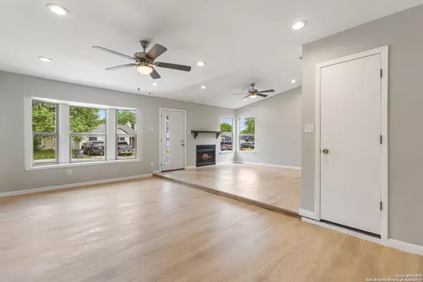 San Antonio, TX 78244,4013 Colonial Sun