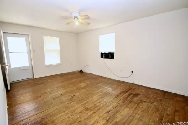 Floresville, TX 78114,1215 Plum