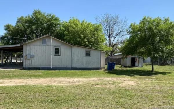 Floresville, TX 78114,1215 Plum