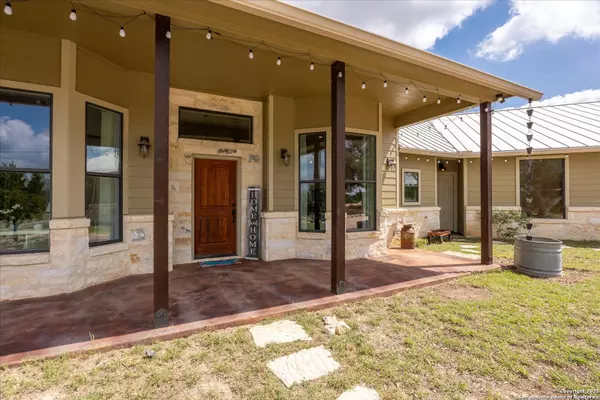 Pipe Creek, TX 78063,122 Twisting Oaks Court