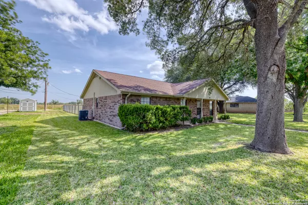 Uvalde, TX 78801,105 Bluebonnet