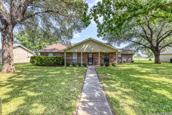 105 Bluebonnet, Uvalde, TX 78801