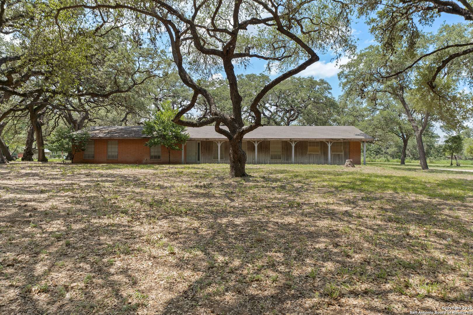 2 Oak Valley, Pleasanton, TX 78064