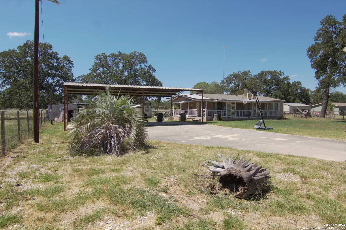 Floresville, TX 78114,118 Flores Oaks