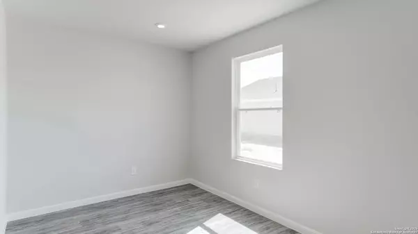 Kenedy, TX 78119,300 Mariposa Circle