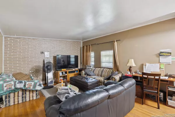 San Antonio, TX 78201,355 Altgelt