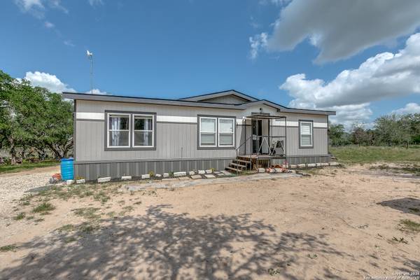 140 County Road 7866, Devine, TX 78016
