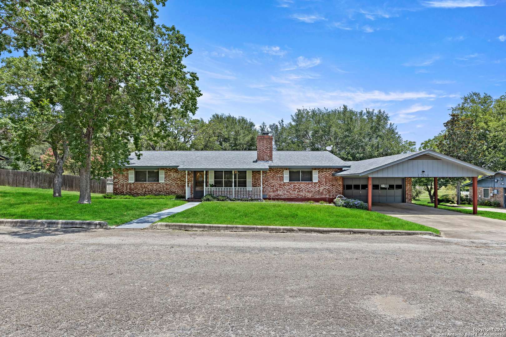 Floresville, TX 78114,1706 Hickory St