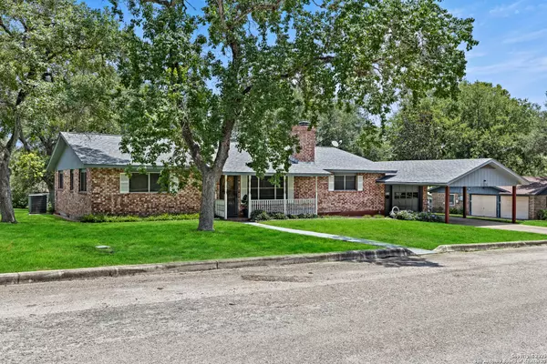 Floresville, TX 78114,1706 Hickory St