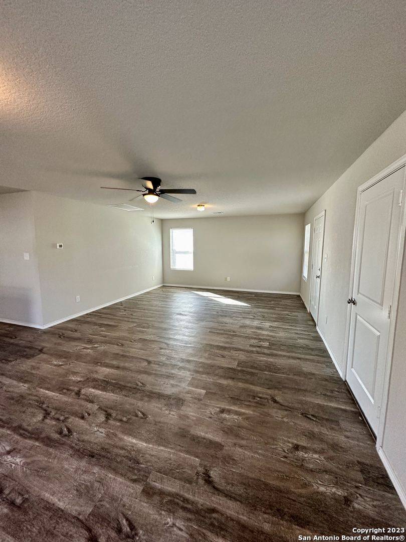 Converse, TX 78109-3831,5206 EVERETT LOOP