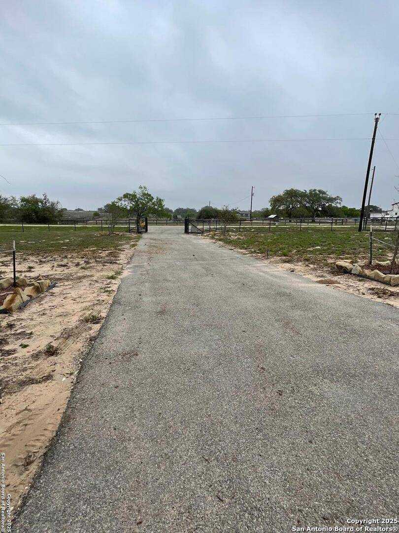 Devine, TX 78016,343 county road 7755